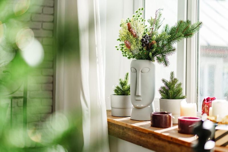 Zaskakujące aranżacje parapetu w salonie: 12 dekoracyjnych inspiracji, które odmienią Twoje wnętrze