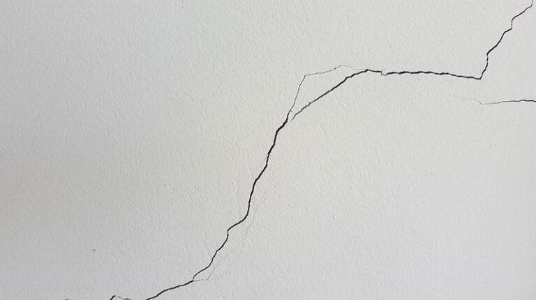 Skuteczne metody naprawy: Jak zakleić dziury w ścianie w 7 prostych krokach