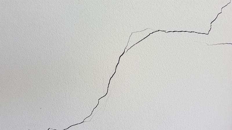 Skuteczne metody naprawy: Jak zakleić dziury w ścianie w 7 prostych krokach