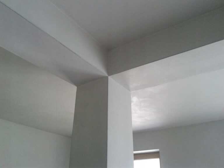 Tynki kwarcowe czy tradycyjne – co wybrać dla idealnego efektu w Twoim projekcie?