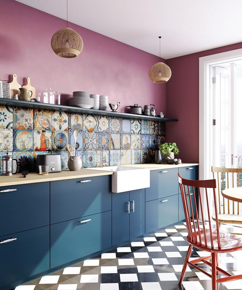 Oświetlenie w granatowej kuchni