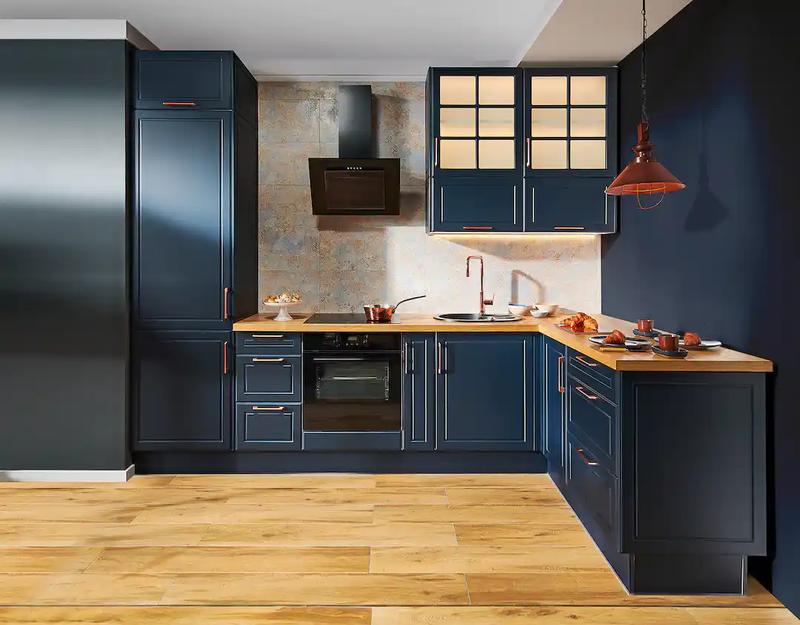 Granatowa kuchnia z drewnem – odkryj 5 inspirujących pomysłów na aranżację wnętrza