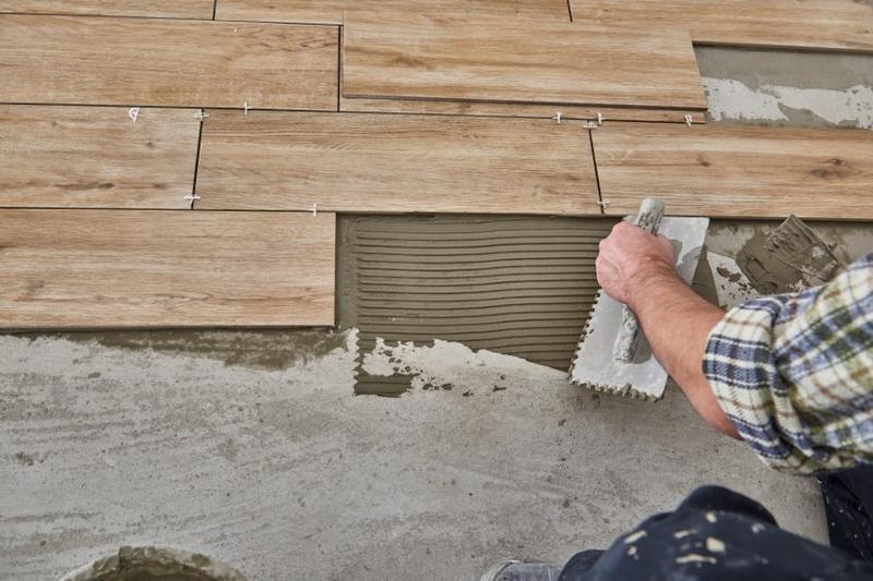 Innowacyjne sposoby na połączenie paneli z płytkami bez listwy