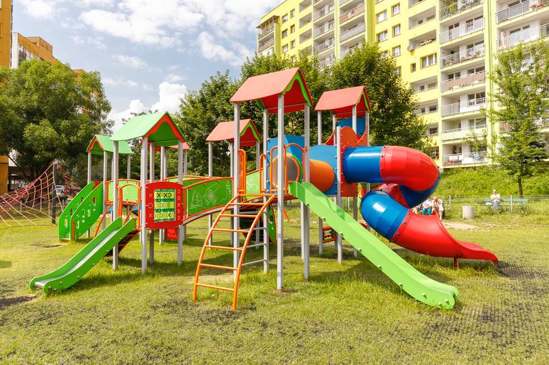 Jak stworzyć idealny plac zabaw w domu: kluczowe wskazówki dotyczące lokalizacji i wyposażenia