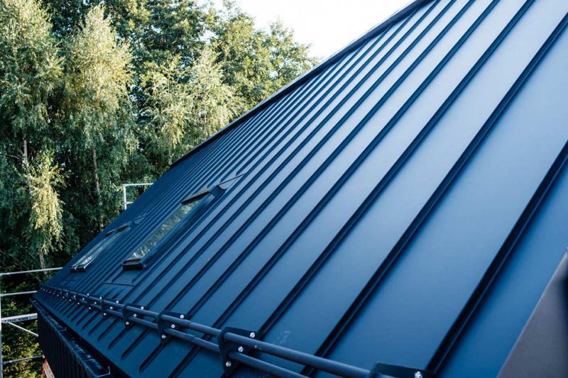 Tania blacha na dach – kluczowe wskazówki przy wyborze i najważniejsze czynniki do rozważenia