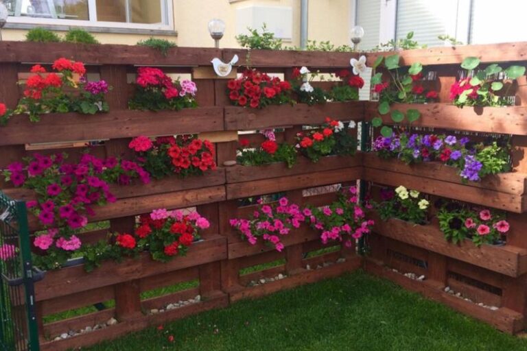 Zmień swoją przestrzeń: Jak stworzyć kwietnik z palety w 5 prostych krokach