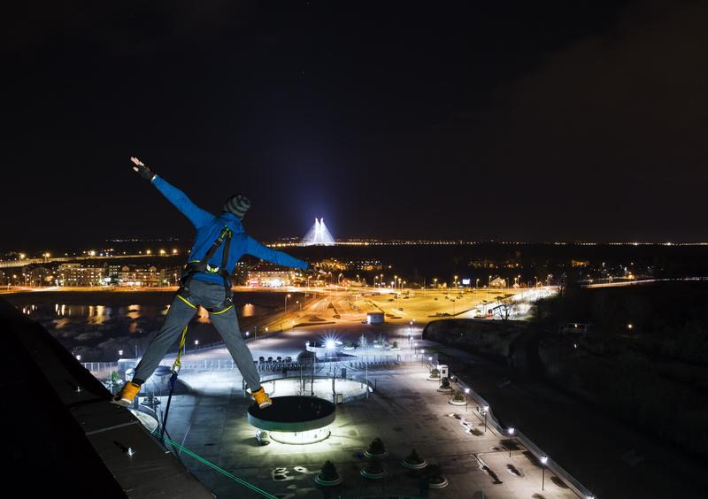 Skoki z dachów i ich konsekwencje