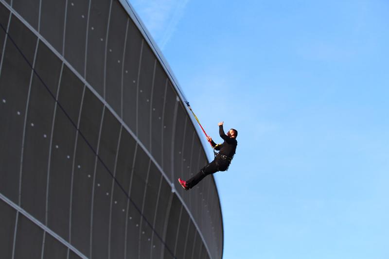 Skok z dachu: między ekstremalnymi wyczynami a tragicznymi konsekwencjami