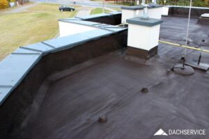 Jakie są koszty smarowania dachu na zimno? Porady ekspertów w zakresie robocizny