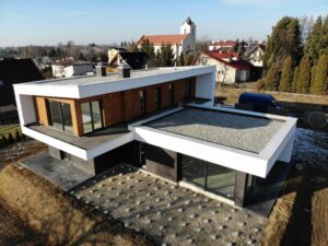 Płaskie dachy: poznaj ich zalety, wady i zastosowania, które warto znać